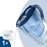 Bình BRITA Marella Cool nắp xanh đang rót nước, bên cạnh lõi MAXTRA PRO